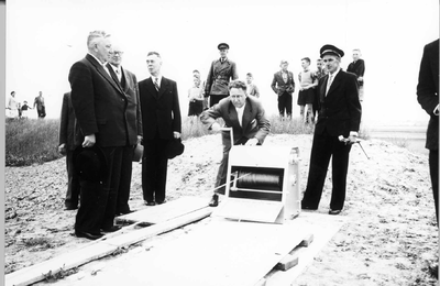 O-3396 Zierikzee. Opening Veerhaven De Val. De heren mr. J.L. Nieuwenhuis (directeur Provinciale Stoombootdiensten), C. ...