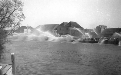O-3419 Zierikzee. Vissersdijk. Demonstratie door de Zierikzeese brandweer t.g.v. het 25-jarig jubileum van het ...