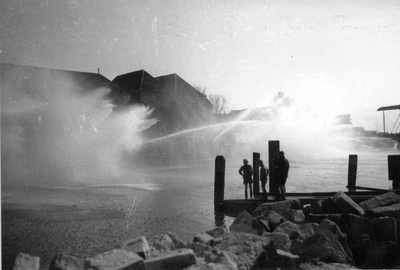 O-3420 Zierikzee. Vissersdijk. Demonstratie door de Zierikzeese brandweer t.g.v. het 25-jarig jubileum van het ...