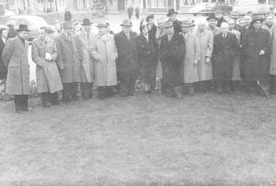 O-3431 Zierikzee. Planten Koningslinde op het Havenpark op donderdag 2 december 1954. De eerste door de Stichting Nieuw ...