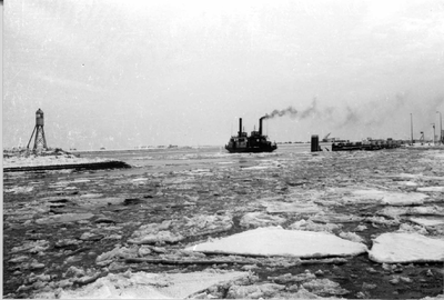 O-3457 Zijpe. Het Zijpe en de tramweghaven in de winter van 1963, met ijsschotsen en de stoomveerboot van de R.T.M. ...