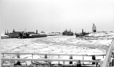 O-3460 Zijpe. Tramweghaven in de winter van 1963. Links aan de steiger het ss Schelde van de R.T.M. met het ...