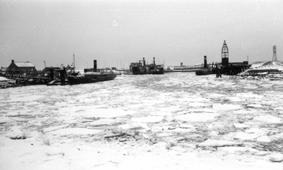 O-3462 Zijpe. Tramweghaven in de winter van 1963. Links aan de steiger het ss Schelde van de R.T.M. met het ...
