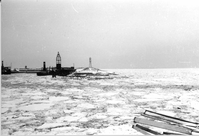 O-3463 Zijpe. Gezicht op de Tramweghaven te Zijpe en het Zijpe tijdens de strenge winter van 1963. Afgemeerd aan de ...
