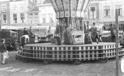 O-3575 Zierikzee Havenplein. Kermis 1959. De zweefmolen van C.P. Huijgens.