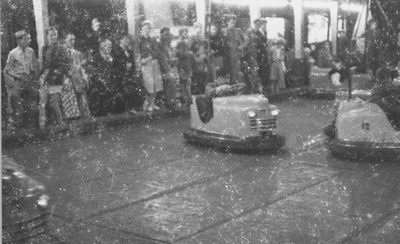 O-3577 Zierikzee Havenplein. Kermis 1959. De autoscooter van D. Sipkema.