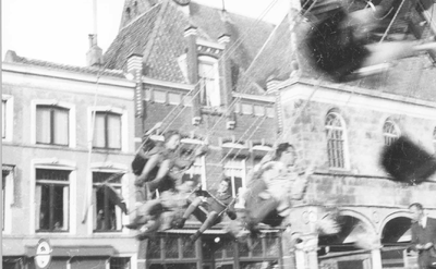 O-3583 Zierikzee. Havenplein. Kermis 1959. De zweefmolen van C.P. Huijgens.