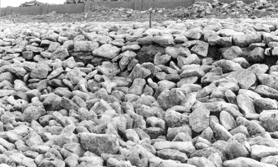 O-3694 Schouwen-Duiveland. Herstelwerkzaanheden aan een dijk, aan de glooiing van Vilvoortse steen.