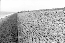 O-3695 Schouwen-Duiveland. Onderbasalt glooiing met rij zgn. perkoenpalen: herstelwerkzaamheden van de glooiing met ...