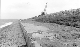 O-3696 Schouwen-Duiveland. Herstelwerkzaamheden aan een dijk met buitenberm.