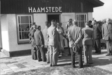 O-3741 Haamstede. Koningin Juliana vertrekt van het vliegveld Haamstede naar de haven van Burghsluis.