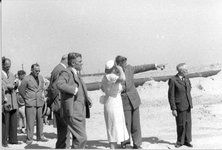 O-3756 Serooskerke. H.M. Koningin Juliana bezoekt de werkzaamheden aan de ringdijk om het dijkgat Schelphoek.