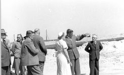 O-3757 Serooskerke. H.M. Koningin Juliana bezoekt de werkzaamheden aan de ringdijk om het dijkgat Schelphoek.