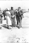 O-3758 Serooskerke. H.M. Koningin Juliana bezoekt de werkzaamheden aan de ringdijk om het dijkgat Schelphoek.