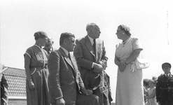 O-3763 Zierikzee. H.M. Koningin Juliana op de nooddam bij de Westbrug. Links van H.M. commissaris van de koningin Jhr. ...