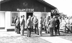 O-3880 Haamstede. Functionarissen in afwachting van koningin Juliana op het vliegveld Haamstede.