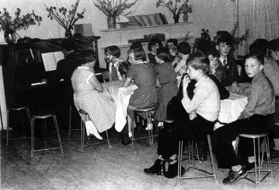O-4020 Burgh. De Koebel. Van 12-15 april 1954 verbleef het echtpaar Dehaen met leerlingen van de school in Bonnemain in ...