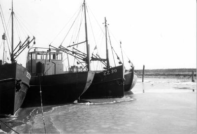 O-4088 Zierikzee. Nieuwe Haven. Mosselschepen.