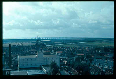 O-4114 Zierikzee. Gezicht vanaf de Sint Lievens Monstertoren in zuidelijke richting. De bouw van de Oosterscheldebrug, ...