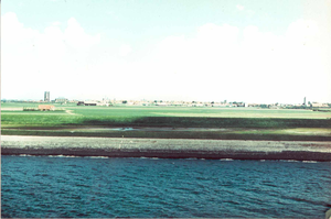 O-4132 Zierikzee. Kern, gezien vanaf de Oosterschelde, ter hoogte van de nieuw aangelegde Zeelandbrug.