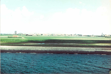 O-4132 Zierikzee. Kern, gezien vanaf de Oosterschelde, ter hoogte van de nieuw aangelegde Zeelandbrug.