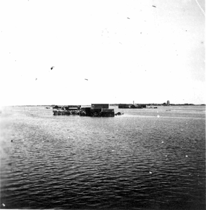 O-4205 Zierikzee. Stad, gezien vanuit het westen, tijdens de inundatie van 1944 - 1945