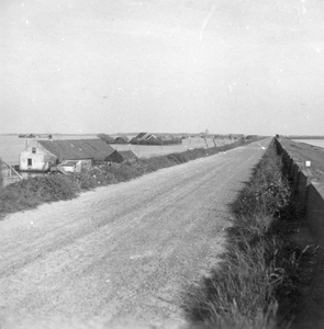 O-4208 Omgeving Zierikzee. Inundatie (1944/'45), grindweg langs de dijk. Boerderij ''Houte Poppe . In de voorste ...