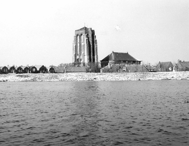 O-4219 Zierikzee. Zandzakkendam rond de noordzijde van de stad. Sint Lievens Monstertoren met Nieuwe Kerk.