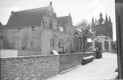 O-4283 Zierikzee. Noord- en Zuidhavenpoort, vóór de restauratie van 1960-1965. Op de foto is de brandweerkazerne, die ...