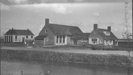O-4355 Zierikzee. Grachtweg. Lagere Land- en Tuinbouwschool 'De Kluut', in gebruik genomen in 1955. Links het ...