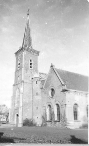 O-4381 Dreischor. Ring. Ned.Herv. Kerk, voor de restauratie in 1960-1965. De noordbeuk is hier nog verbouwd tot school. ...