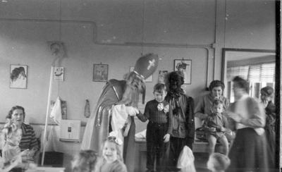 O-4439 Zierikzee. Viering St. Nicolaasfeest Nutskleuterschool. Links: mevrouw Ochtman-Moelker, rechts: hoofdleidster ...