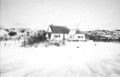 O-4715 Nieuw Haamstede. Vuurtorenpad. Zomerhuis in de duinen, 'de Zeedistel', van notaris Klokke. Het werd in 1938 ...