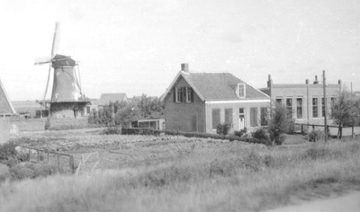 O-4796 Zonnemaire Rietdijk. Links: molen De Korenbloem , in het midden het woonhuis van het hoofd van de Christelijke ...