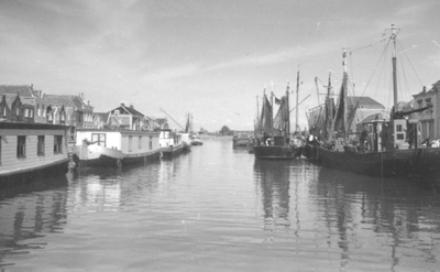O-4846 Brouwershaven. Havenkanaal, gezien vanuit het centrum.