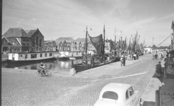 O-4847 Brouwershaven. Haven met woonboten en visserschepen. Het hoge gebouw links is tegenwoordig de Gereformeerde Kerk ...