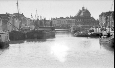 O-4851 Brouwershaven. Haven met woonboten en visserschepen.