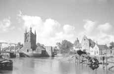 O-4873 Zierikzee. Noord- en Zuidhavenpoort voor de restauratie. Geheel rechts is nog een muurtje van de stedelijke ...