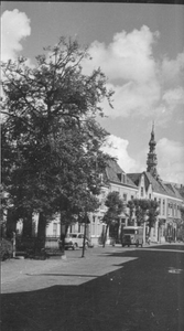 O-4884 Zierikzee. Poststraat. Links: de Wilhelminalinde.