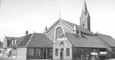 O-4895 Zonnemaire. Prof. Zeemanstraat. Gezicht op de kerk en de smederij.