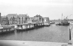 O-4912 Brouwershaven. Oude haven met woonboten voor personeel Deltawerken.