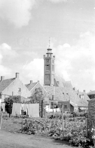 O-5055 Burgh. De toren van de Burghse kerk, met de achterkant van de huizen aan de Ring.