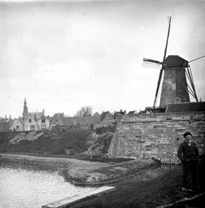 O-6013 Zierikzee. Achterzijde Hoofdpoortstraat, gezien vanaf Havendijk, met rechts Bolwerk en molen Den Haas.