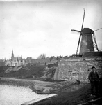 O-6013 Zierikzee. Achterzijde Hoofdpoortstraat, gezien vanaf Havendijk, met rechts Bolwerk en molen Den Haas.