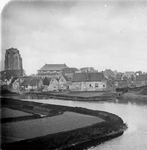 O-6032 Zierikzee. Achterzijde Hoofdpoortstraat, gezien vanaf Havendijk. Linksachter Sint Lievens Monstertoren.