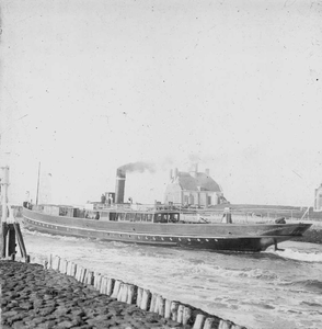 O-6069 Zierikzee. Een R.T.M.veerboot, de schroefstoomboot 'Schelde'', verlaat het Havenkanaal. Links het ...