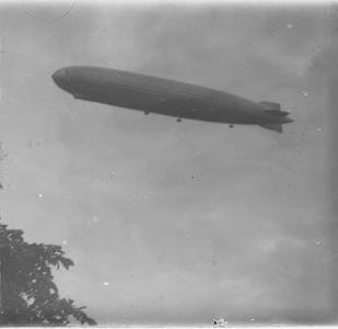 O-6208 Plaats onbekend, Nederland. De Graf Zeppelin (Deutsches Luftschiff Zeppelin #127; Registratie: D-LZ 127). ...