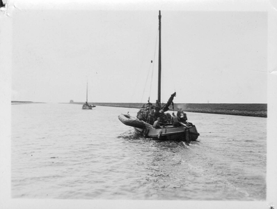 RK-0023 Zierikzee. Havenkanaal. (buitgemaakte) Patrouillevaartuigen van de Visserijpolitie varen uit.