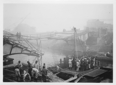 RK-0069 Rotterdam. Locatie onbekend. Reparatie aan een van de kapotte bruggen in de stad.