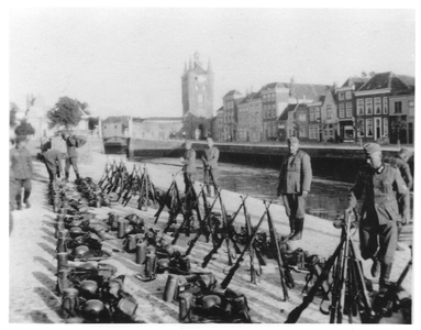RK-0175 Zierikzee. Oude Haven. Duitse militairen, bezettingstroepen, bij hun uitrustingsstukken.